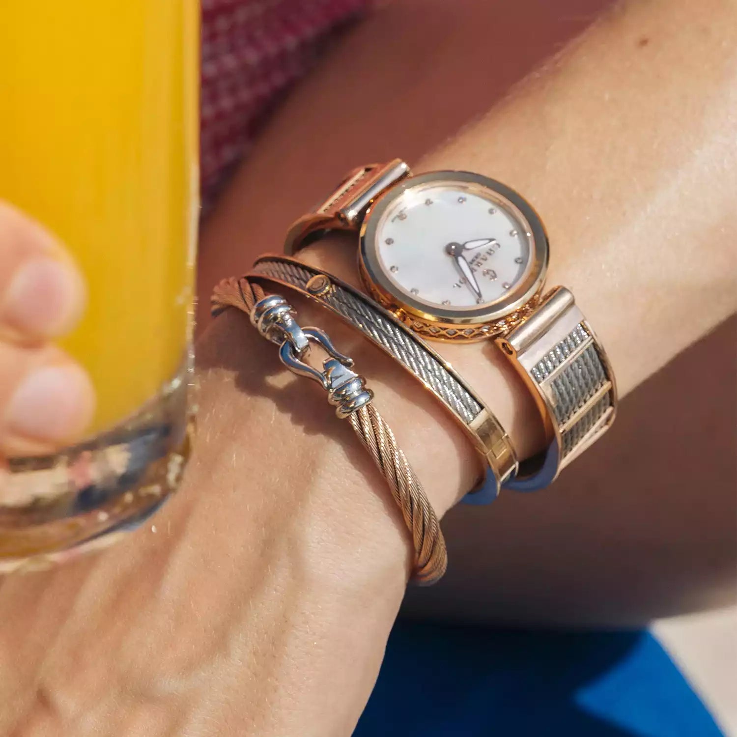 FOREVER IYONG, 32MM, KUWARTS KALIBRE, INA-NG-PERLAS NA MAY 12 DIAMONDS DIAL, ROSAS GINTO PVD BEZEL, BAKAL CABLE PULSERAS - Charriol Geneve - Panoorin