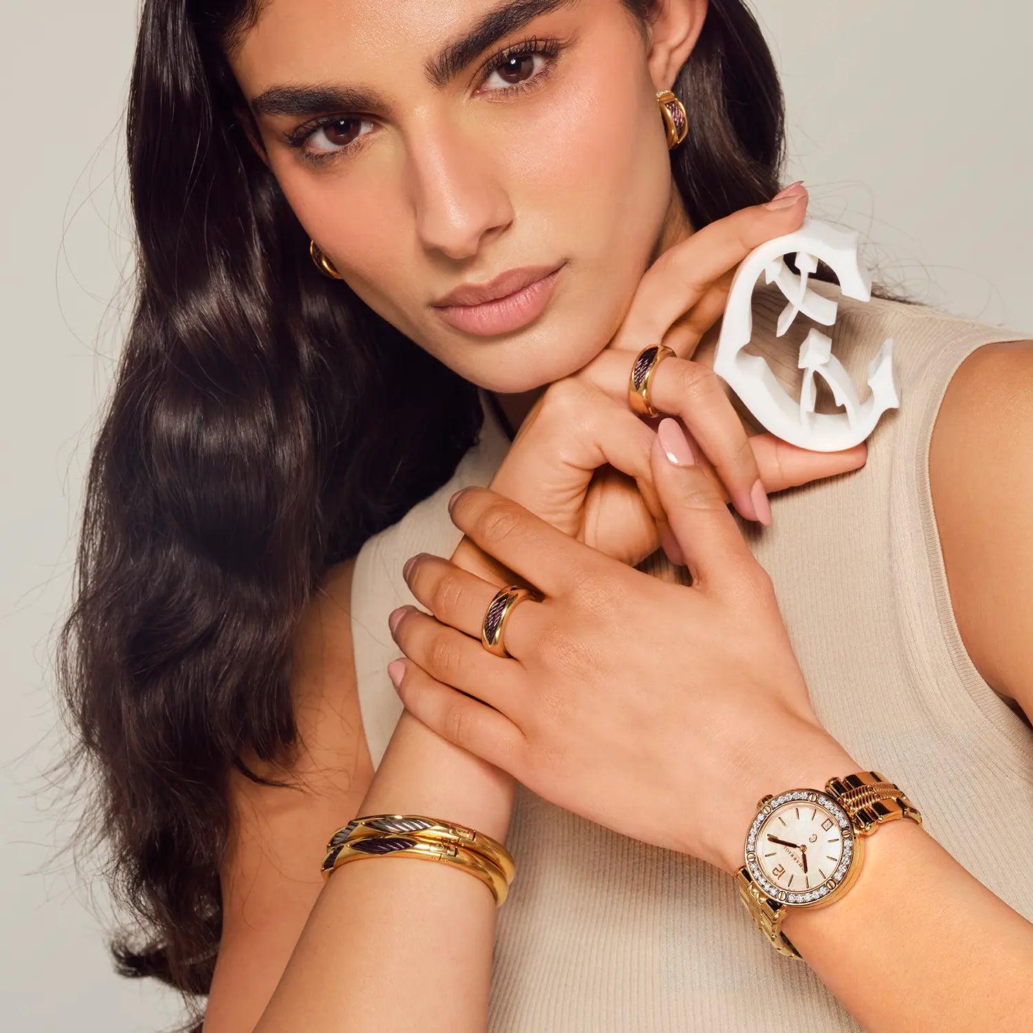 NAVIGATOR CRUISE, 36MM, KUWARTS KALIBRE, INA-NG PERLAS DIAL, 30 DIAMONDS BEZEL, BAKAL DILAW GINTO PVD MAPAGPAPALIT BRACELET - Charriol Geneve - Panoorin