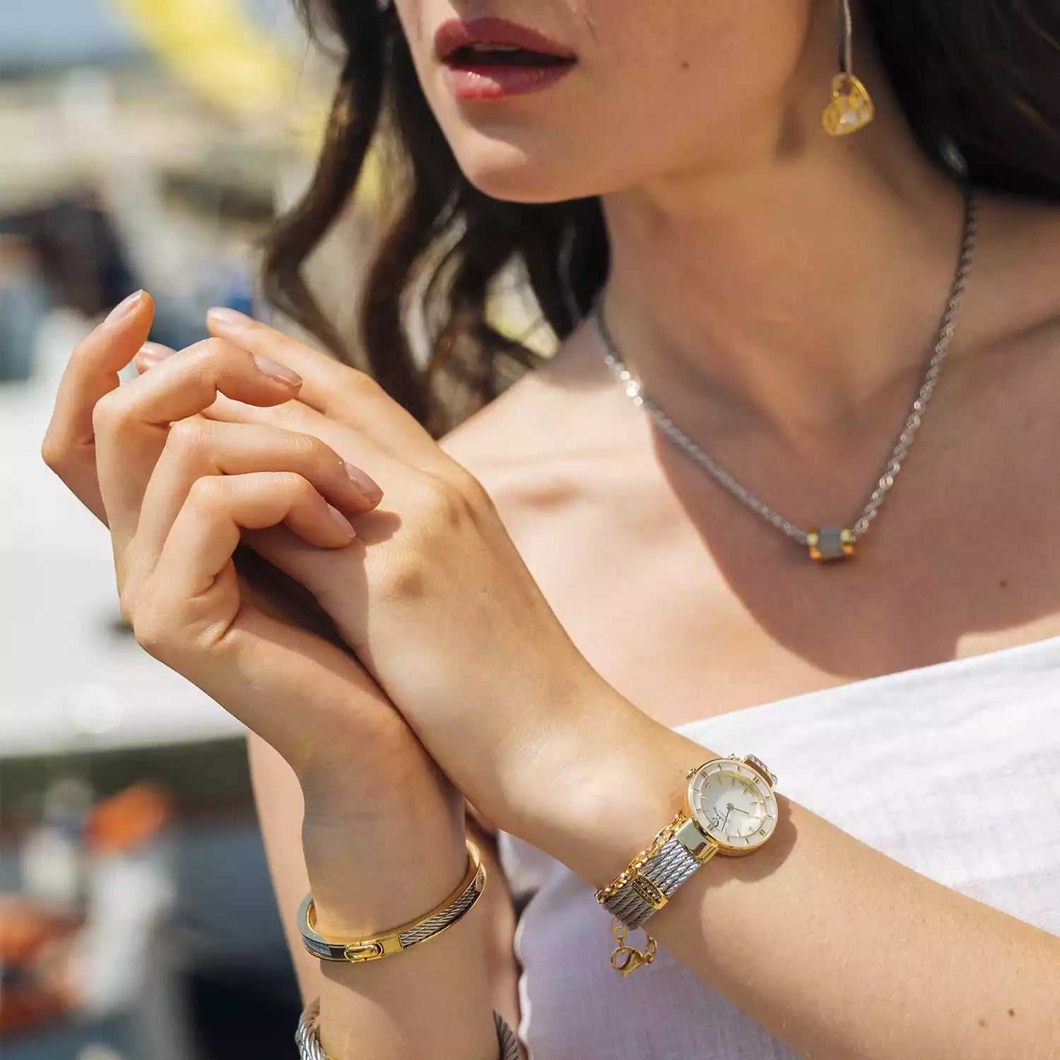 ST TROPEZ, 25MM, KUWARTS KALIBRE, INA-NG-PERLAS NA MAY 2 DIAMANTE DIAL, INA-NG PERLAS BEZEL, BAKAL CABLE PULSERAS - Charriol Geneve - Panoorin
