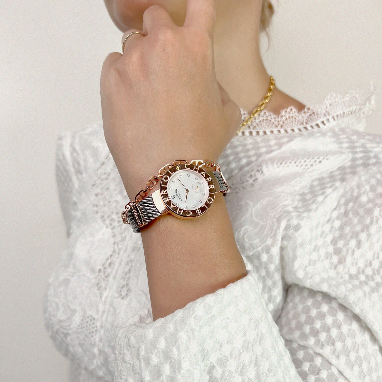 ST TROPEZ, 30MM, KUWARTS KALIBRE, INA NG PERLAS NA MAY 10 DIAMONDS DIAL, "CHARRIOL CHARRIOL" BEZEL, STEEL CABLE BRACELET - Charriol Geneve - Panoorin