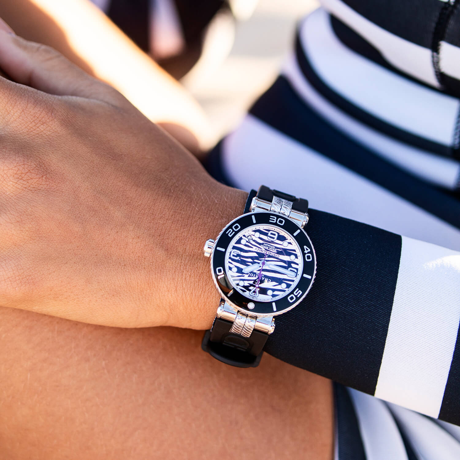 NAVIGATOR SURF, 36MM, AWTOMATIKONG KALIBRE, SHARK DIAL, ITIM NA MAY 1 DIAMOND BEZEL, ITIM NA GOMA NA MAPAGPAPALIT NA PULSERAS - © 2024 Charriol - Panoorin