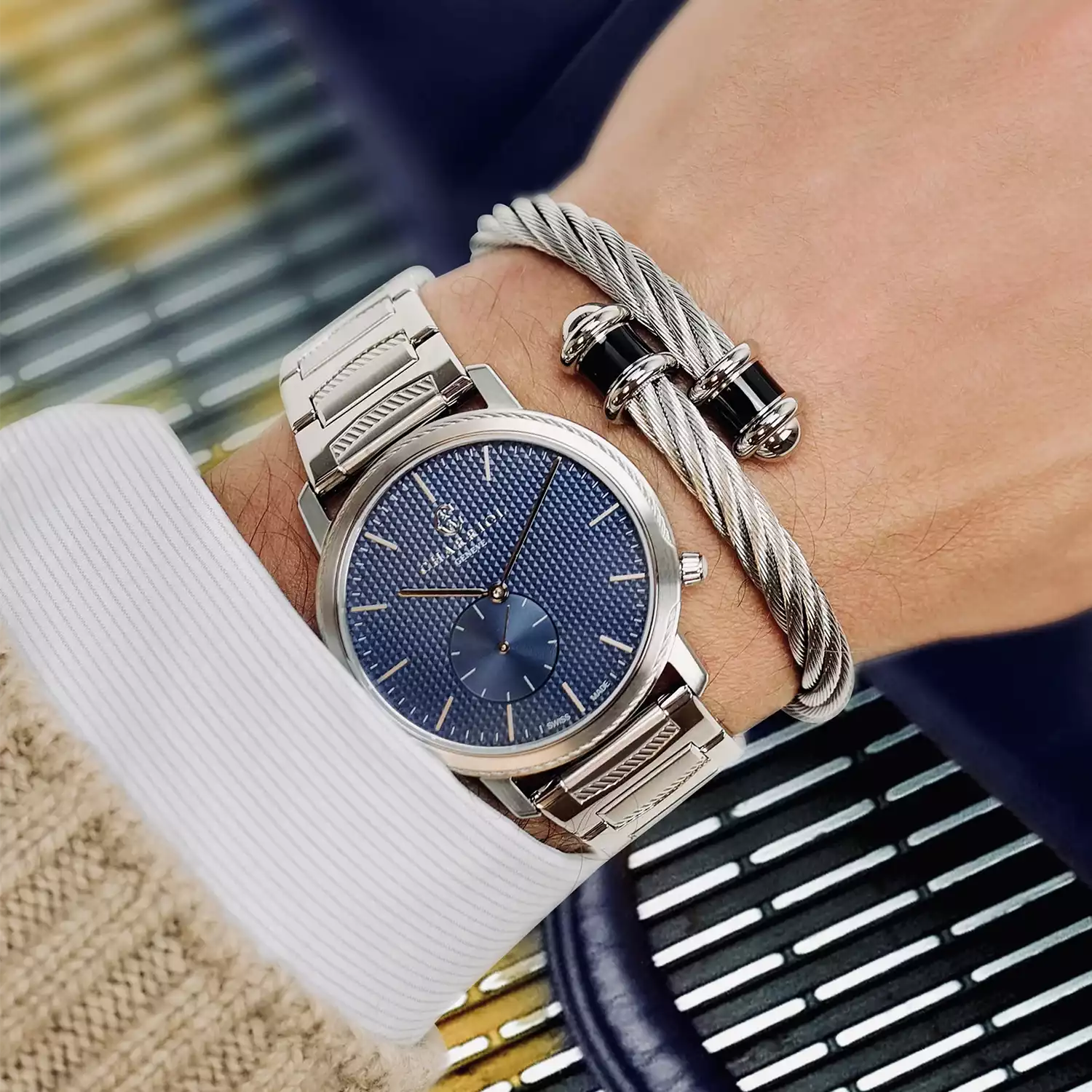 CELTIC LEGACY, 40MM, KUWARTS KALIBRE, ASUL NA "CLOUS DE PARIS" DIAL, BAKAL BEZEL, BAKAL BRACELET - Charriol Geneve - Panoorin