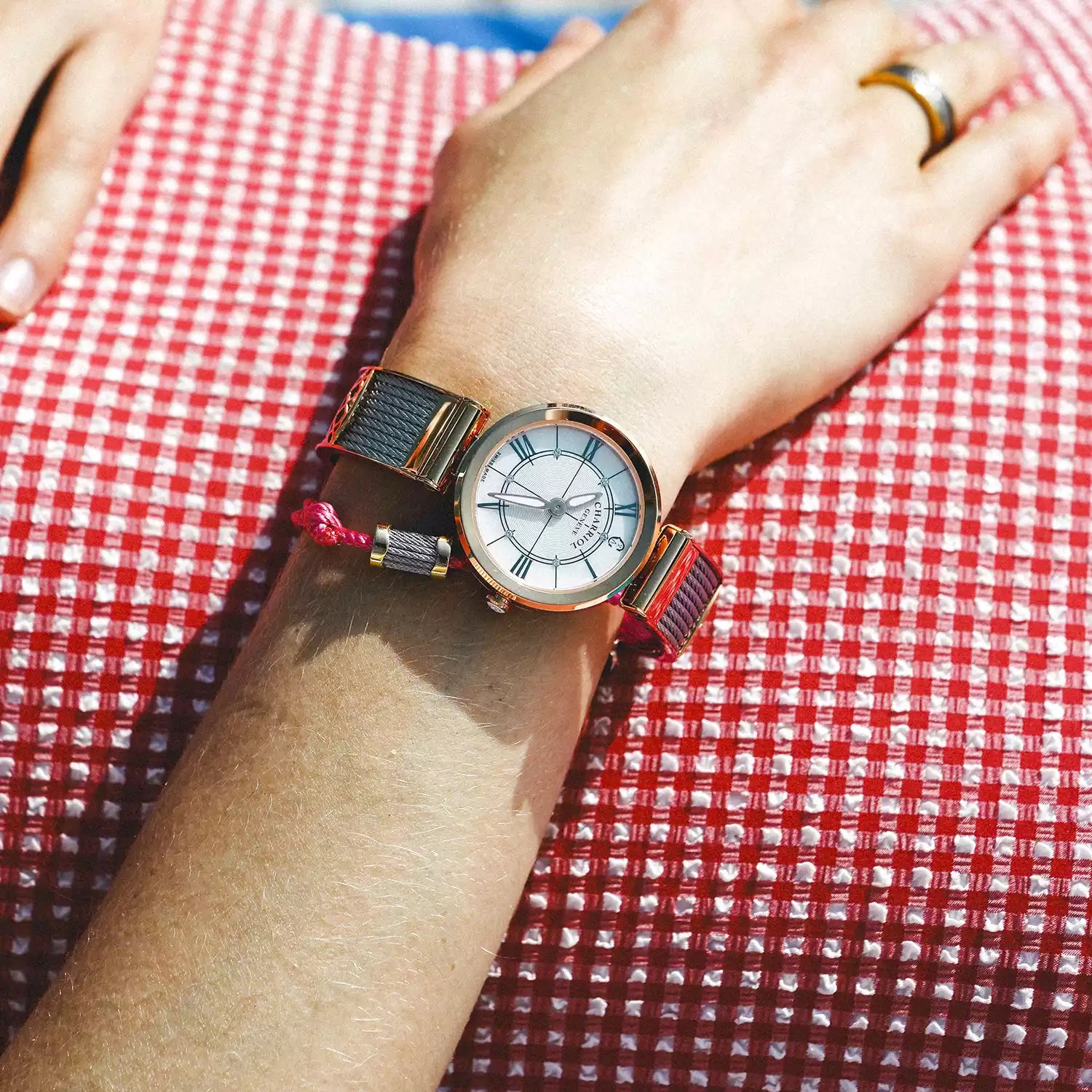 FOREVER, 32MM, KUWARTS KALIBRE, INA-NG-PERLAS DIAL, ROSAS GINTO PVD BEZEL, BAKAL CABLE BRACELET - Charriol Geneve - Panoorin