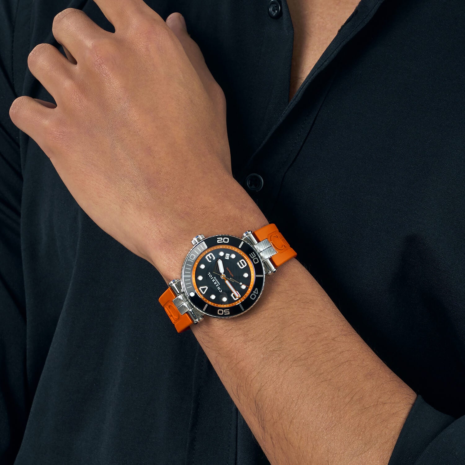 NAVIGATOR SURF, 41MM, AWTOMATIKONG KALIBRE, ITIM NA LUMINOVA DIAL, ITIM AT PILAK BEZEL, ORANGE GOMA MAPAGPAPALIT PULSERAS - © 2024 Charriol - Panoorin