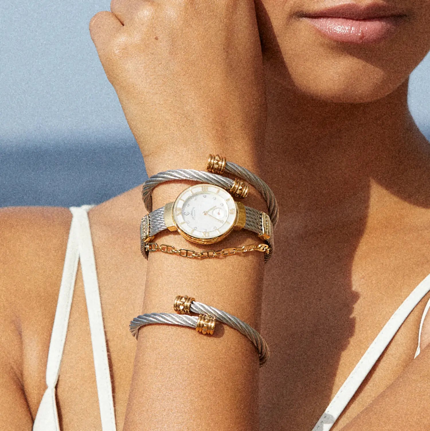 ST TROPEZ, 25MM, KUWARTS KALIBRE, INA-NG-PERLAS NA MAY 11 DIAMONDS DIAL, DILAW NA GINTO PVD BEZEL, BAKAL CABLE BRACELET - Charriol Geneve - Panoorin