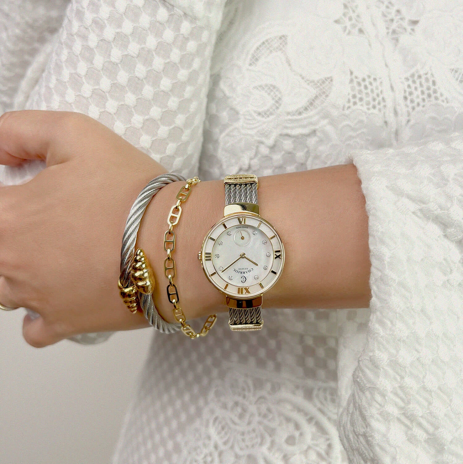 ST TROPEZ, 30MM, KUWARTS KALIBRE, INA-NG-PERLAS NA MAY 10 DIAMONDS DIAL, INA-NG PERLAS BEZEL, BAKAL CABLE PULSERAS - Charriol Geneve - Panoorin