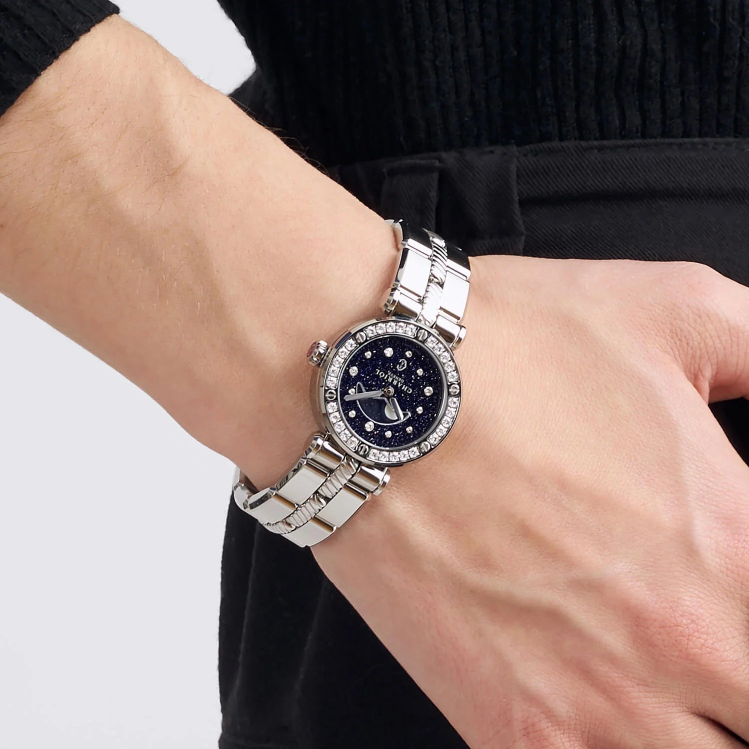 NAVIGATOR CRUISE, 28MM, MOONPHASE KUWARTS KALIBRE, AVENTURINE NAKA PRINT NA MAY 12 DIAMONDS DIAL, BAKAL NA MAY 30 DIAMONDS NA MAY 6 SCREWS BEZEL, METAL MAPAGPAPALIT BRACELET